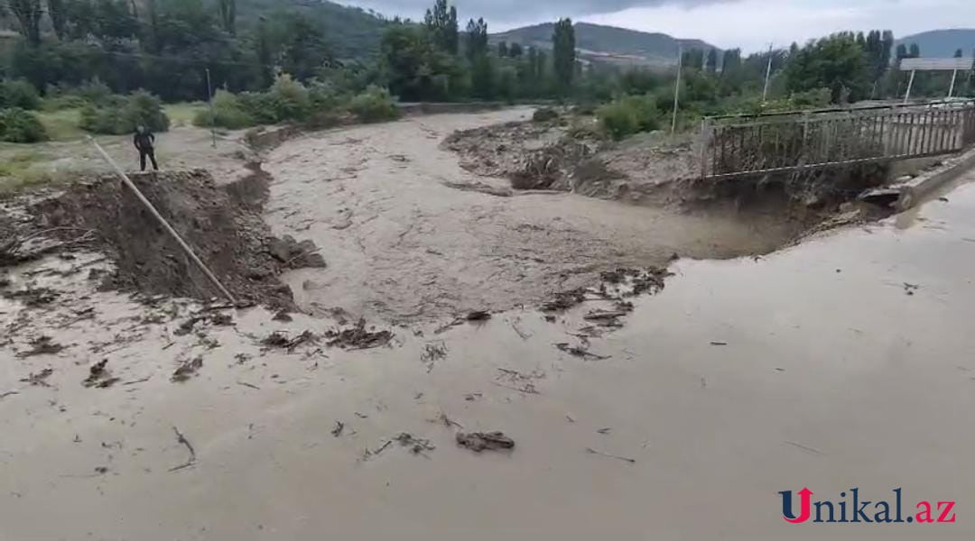 Qubada çay məcrasından çıxdı, kəndi su basdı - FOTOLAR (VİDEO)